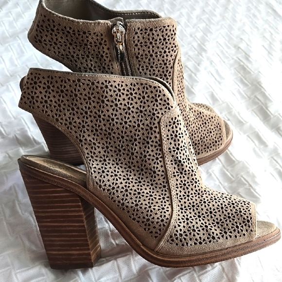 Vince Camuto Klova Laser Cut Stylish Tan Peep-Toe Ankle Boots Summer Shoes - Picture 1 of 10